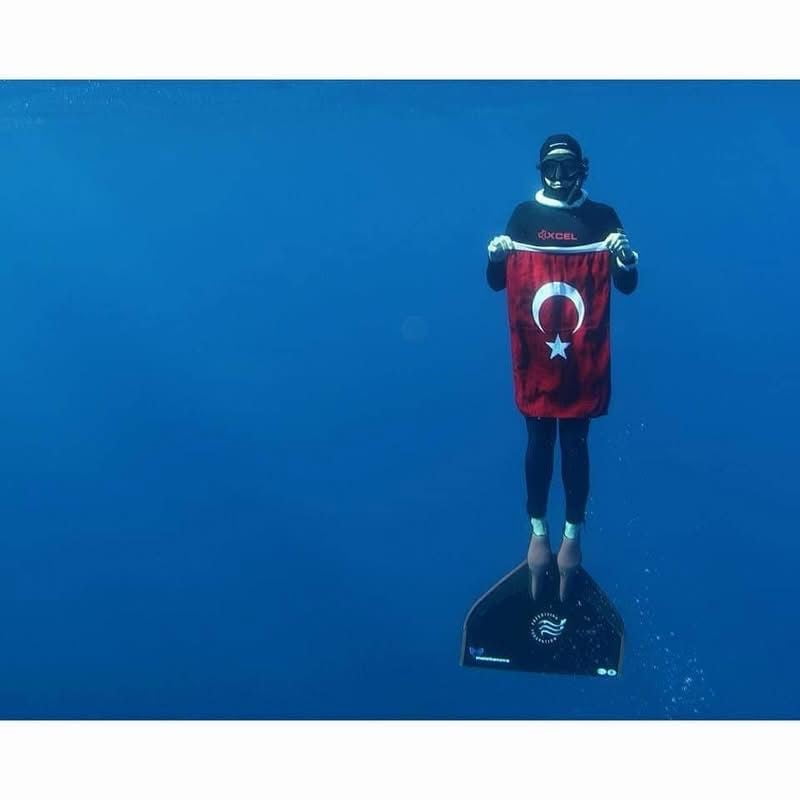 MİLLİ SPORCU BİRGÜL ERKEN, FİNLANDİYA'NIN LAUKAA BÖLGESİNDEKİ LAKE SİİKAJRVİ'DE, MONOPALET İLE BUZ...