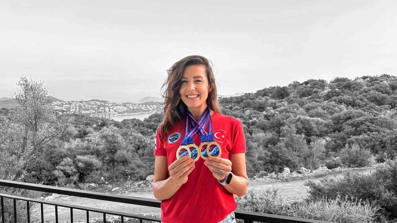 MİLLİ SPORCU BİRGÜL ERKEN, FİNLANDİYA'NIN LAUKAA BÖLGESİNDEKİ LAKE SİİKAJRVİ'DE, MONOPALET İLE BUZ...