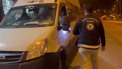 Minibüs dolusu göçmen yakalandı: 3 organizatör tutuklandı