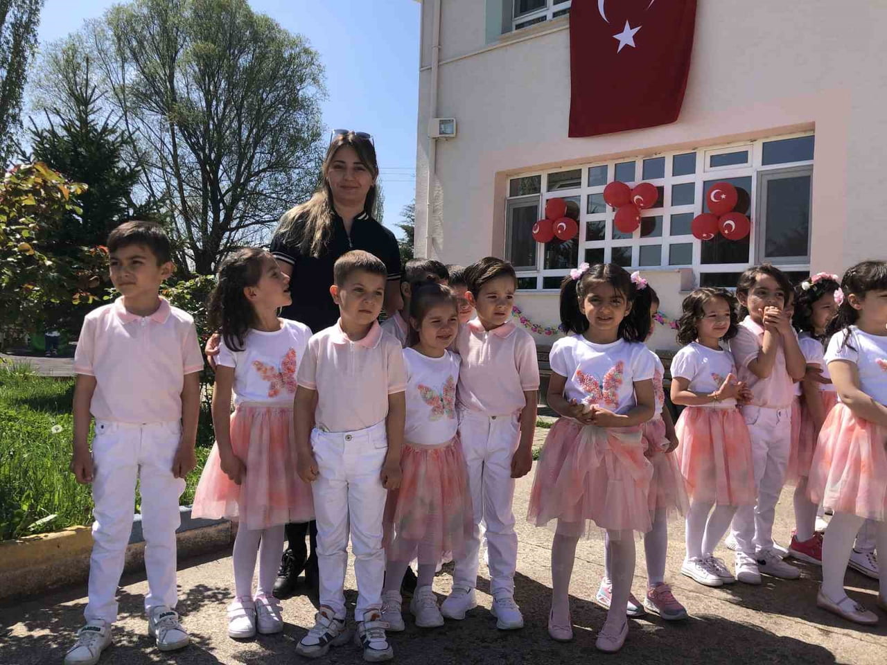MİNİK ÖĞRENCİLER AYAKTA ALKIŞLANDI
