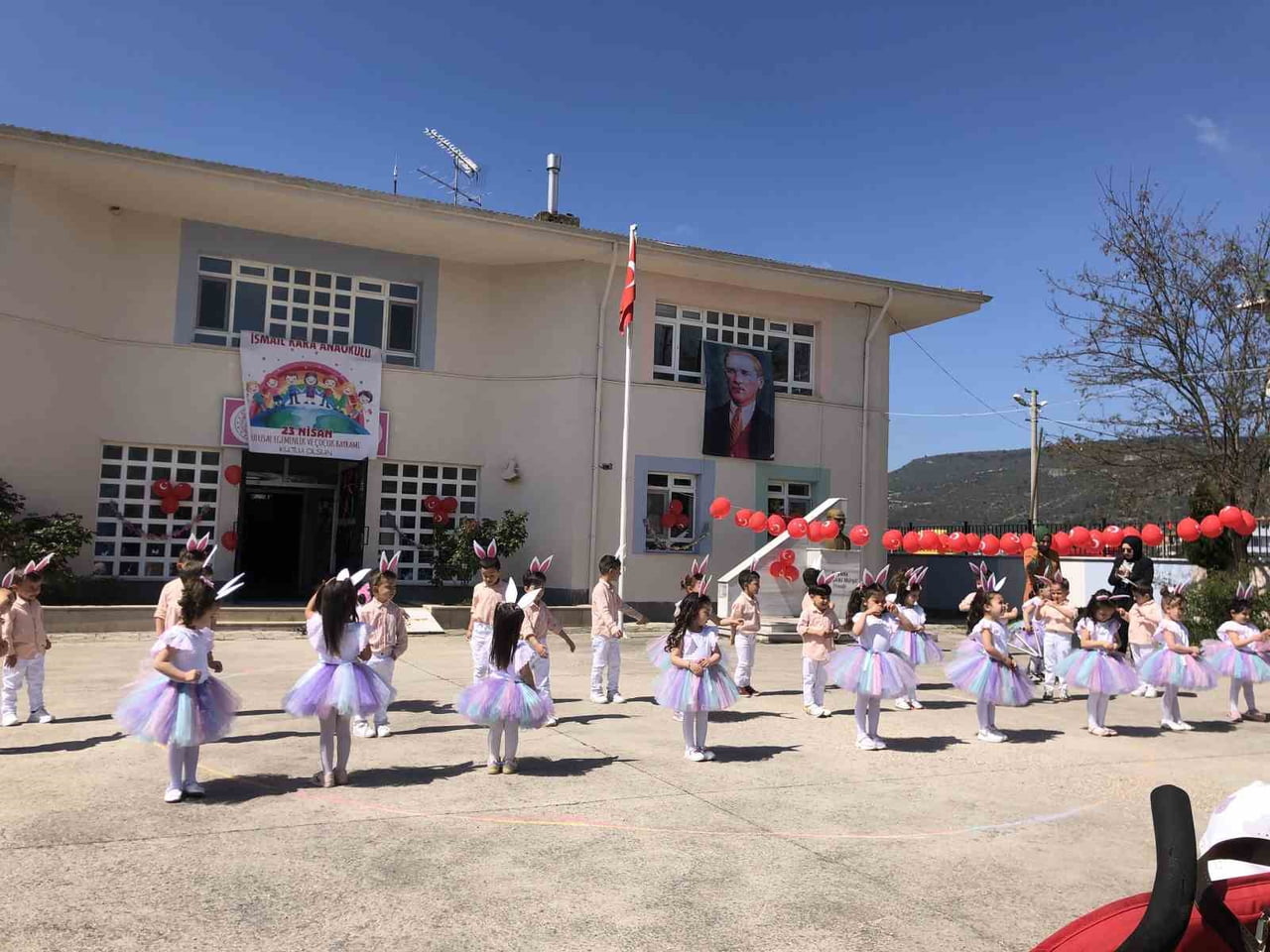 MİNİK ÖĞRENCİLER AYAKTA ALKIŞLANDI
