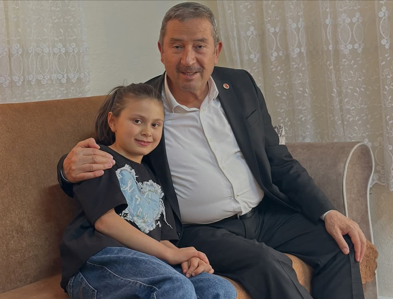 MİNİK ÖĞRENCİNİN DAVETİNE BAŞKAN BOZKURT’TAN ANLAMLI ZİYARET
