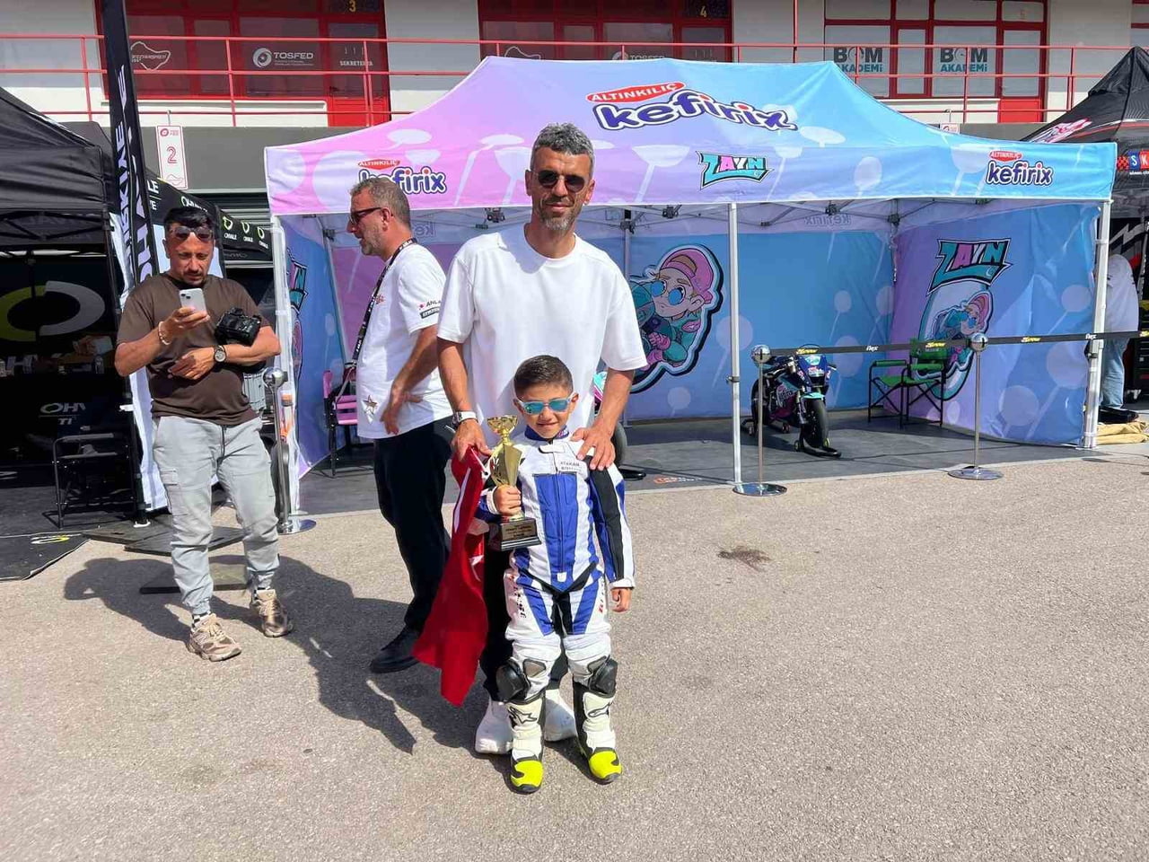 MİNİK SPORCU ATAKAN BOYRACI, YARIŞMA SONRASI KENAN SOFUOĞLU İLE BİR ARAYA GELEREK FOTOĞRAF...