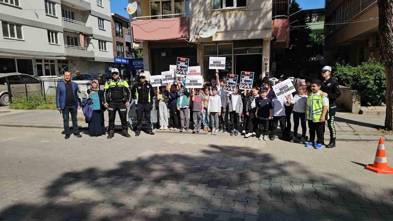 MİNİK TRAFİKÇİLERDEN SÜRÜCÜLERE KEMER TEŞEKKÜRÜ
