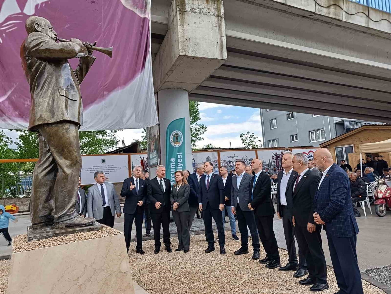 MİTİNG VE AÇILIŞLARIN UNUTULMAZ İSMİ SEYFİ USTA’NIN HEYKELİ AÇILDI