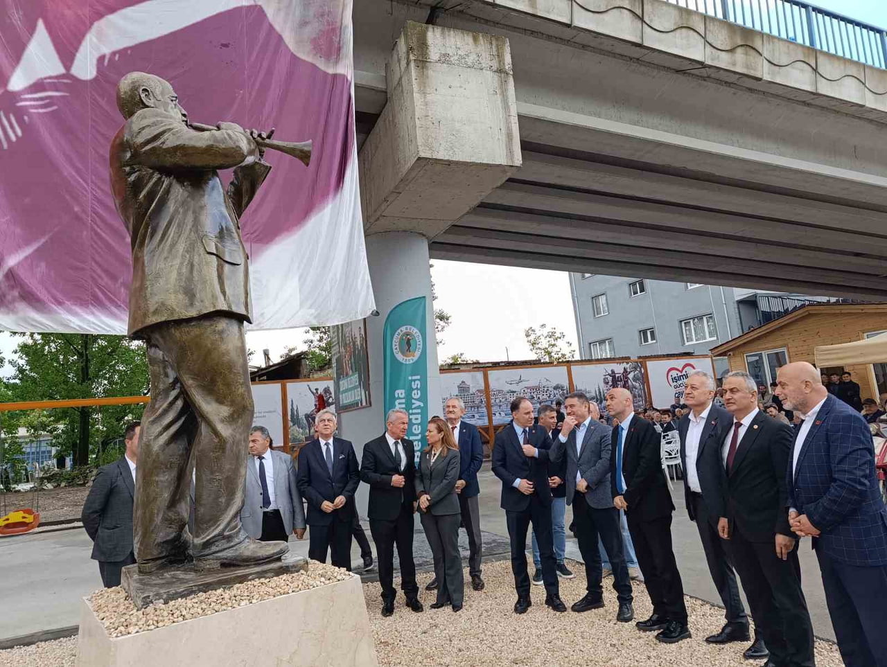 MİTİNG VE AÇILIŞLARIN UNUTULMAZ İSMİ SEYFİ USTA’NIN HEYKELİ AÇILDI