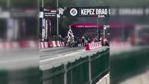 Motodrag yarışlarında bariyerlere çarpan motosikletin sürücüsü yaralandı