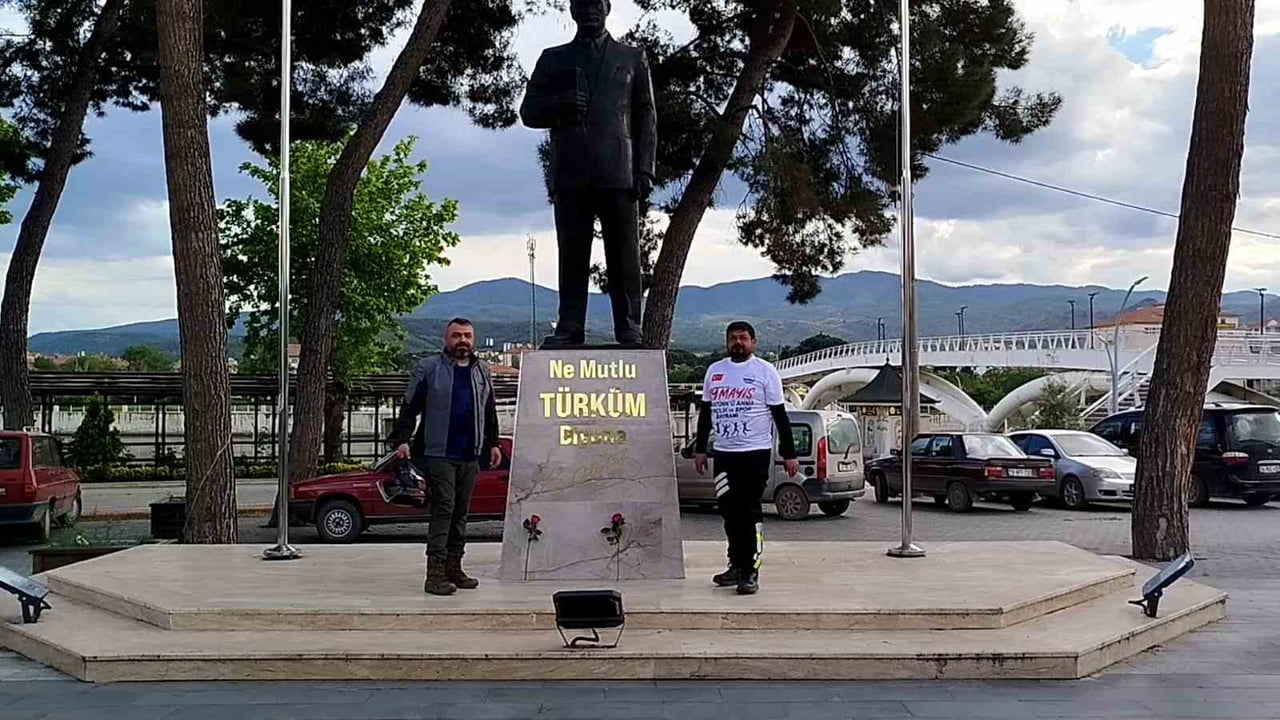 MOTORCULAR KONVOYDAN SONRA ATATÜRK BÜSTÜNE ÇİÇEKLERİNİ BIRAKTILAR