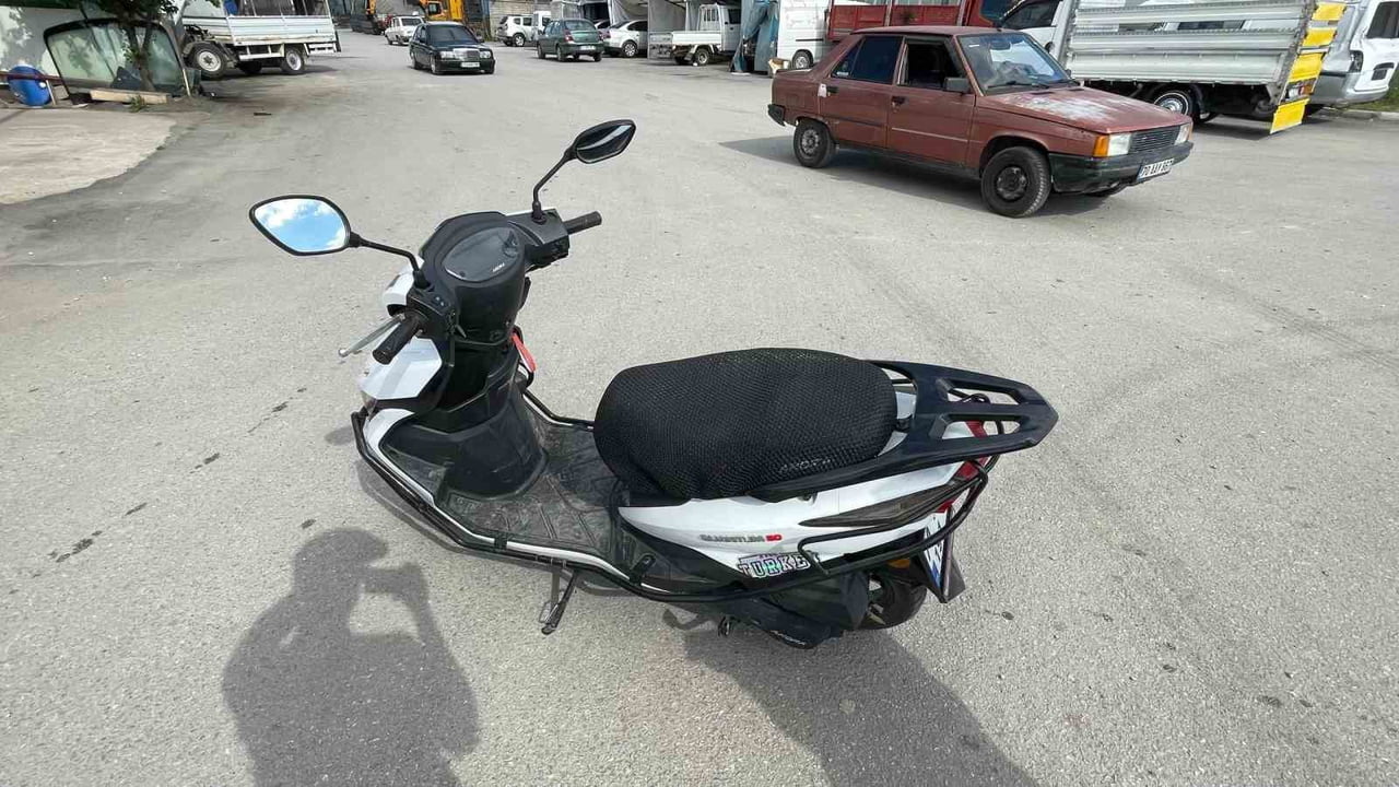 MOTOSİKLET, SÜRÜCÜSÜNÜN DİREKSİYON HAKİMİYETİNİ KAYBETMESİ SONUCU DEVRİLDİ. DEVRİLEN MOTOSİKLET...
