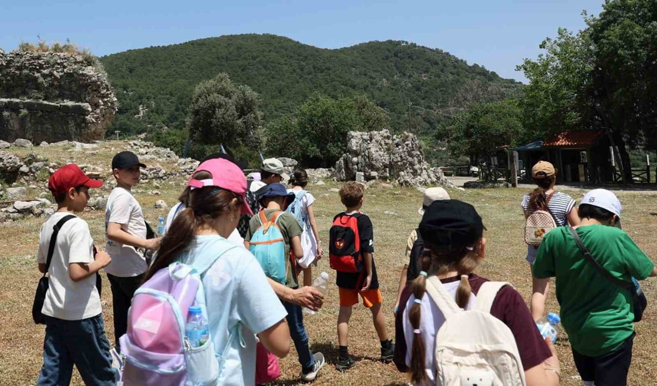 MTK KOLEJİ ÖĞRENCİLERİ, ‘ARKEOLOJİK KEŞİF, TARİHE YOLCULUK GEZİSİ’ KAPSAMINDA KAUNOS ANTİK...