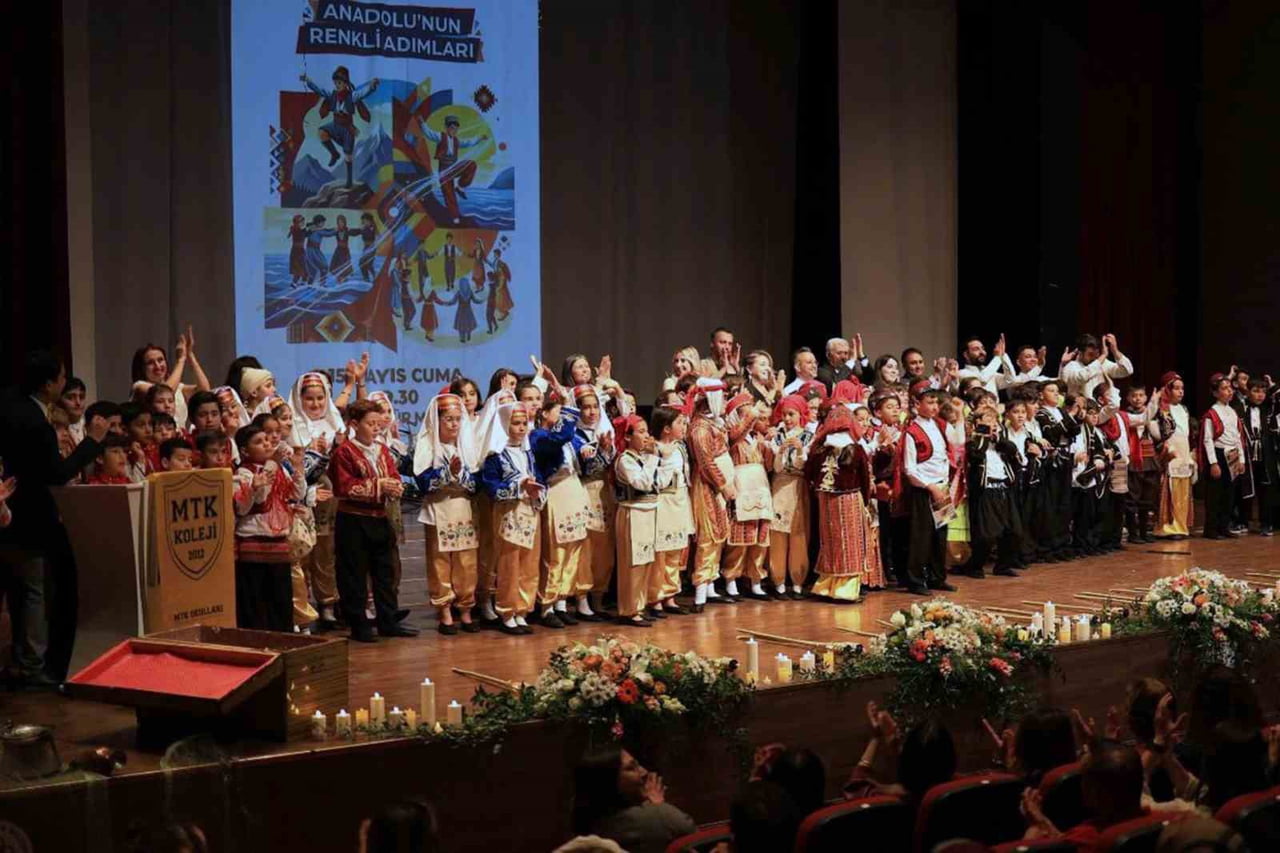 MTK KOLEJİ ÖĞRENCİLERİNDEN ‘ANADOLU’NUN RENKLİ ADIMLARI’ GÖSTERİSİ