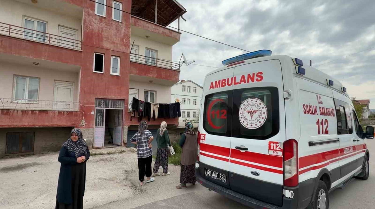 MÜDAHALENİN ARDINDAN SEDYEYE ALINAN ÇOCUK AMBULANSA TAŞINARAK AKSARAY EĞİTİM VE ARAŞTIRMA...