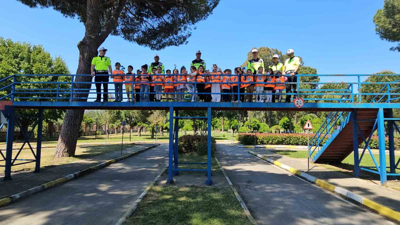 MÜDÜRLERDEN ÖĞRENCİLERE TRAFİK EĞİTİMİ