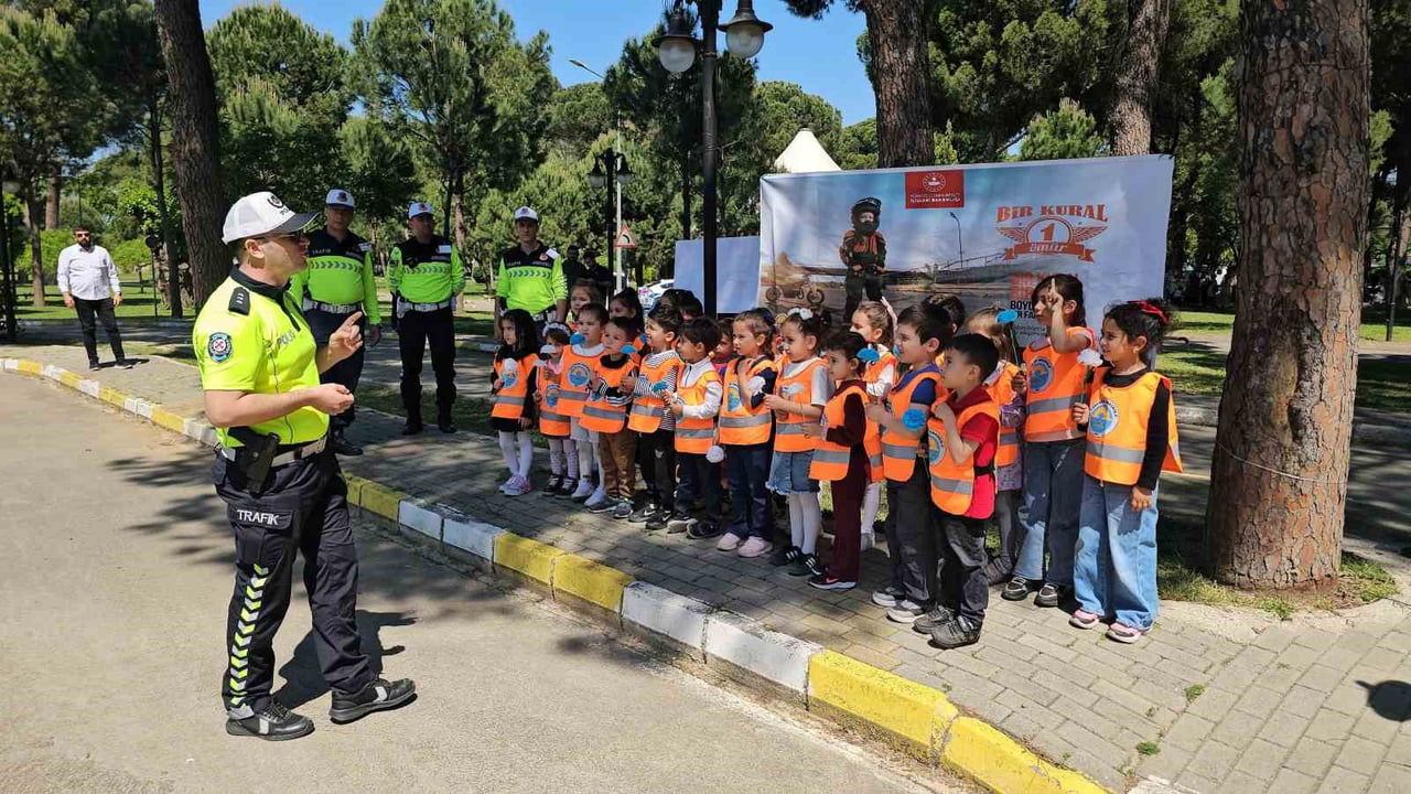 MÜDÜRLERDEN ÖĞRENCİLERE TRAFİK EĞİTİMİ