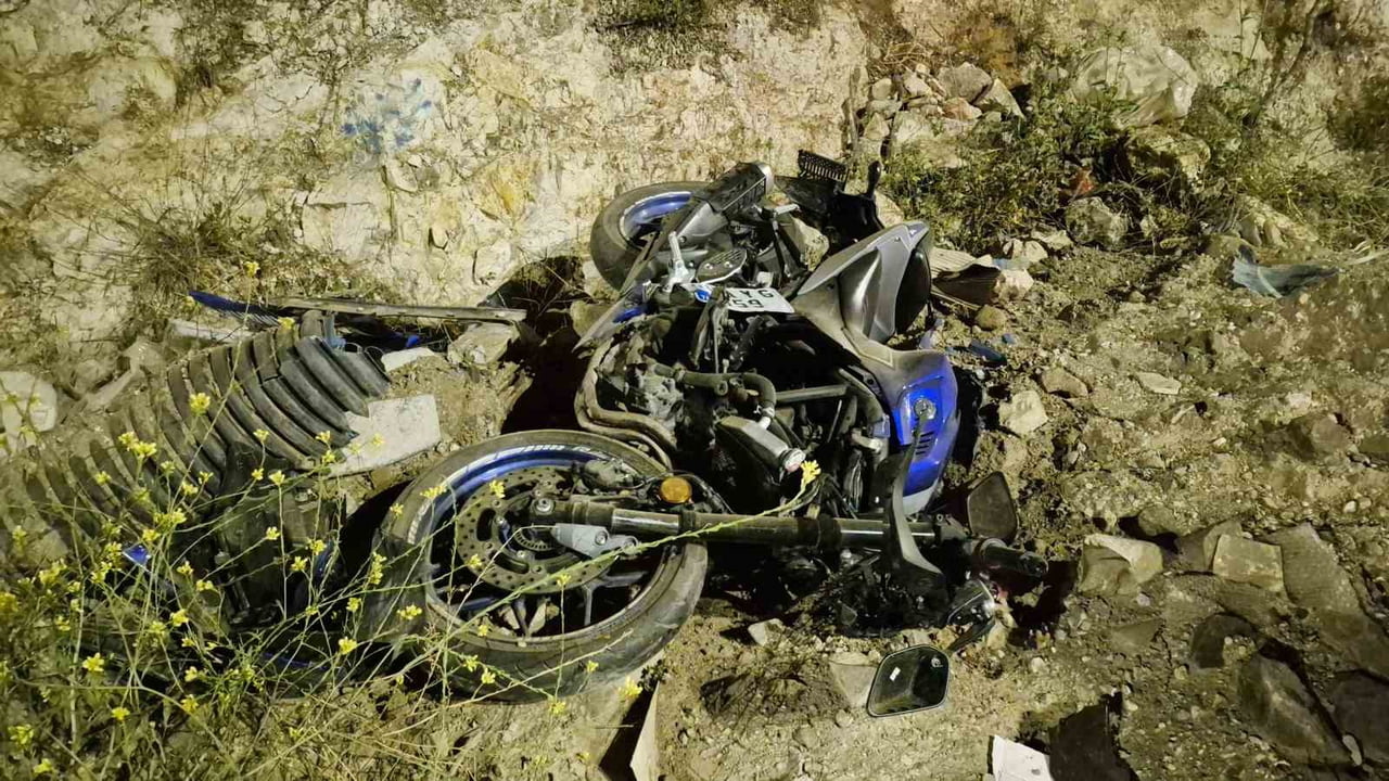 MUĞLA'NIN BODRUM İLÇESİNDE MEYDANA GELEN KAZADA GENÇ MOTOSİKLETLİ HAYATINI KAYBETTİ.