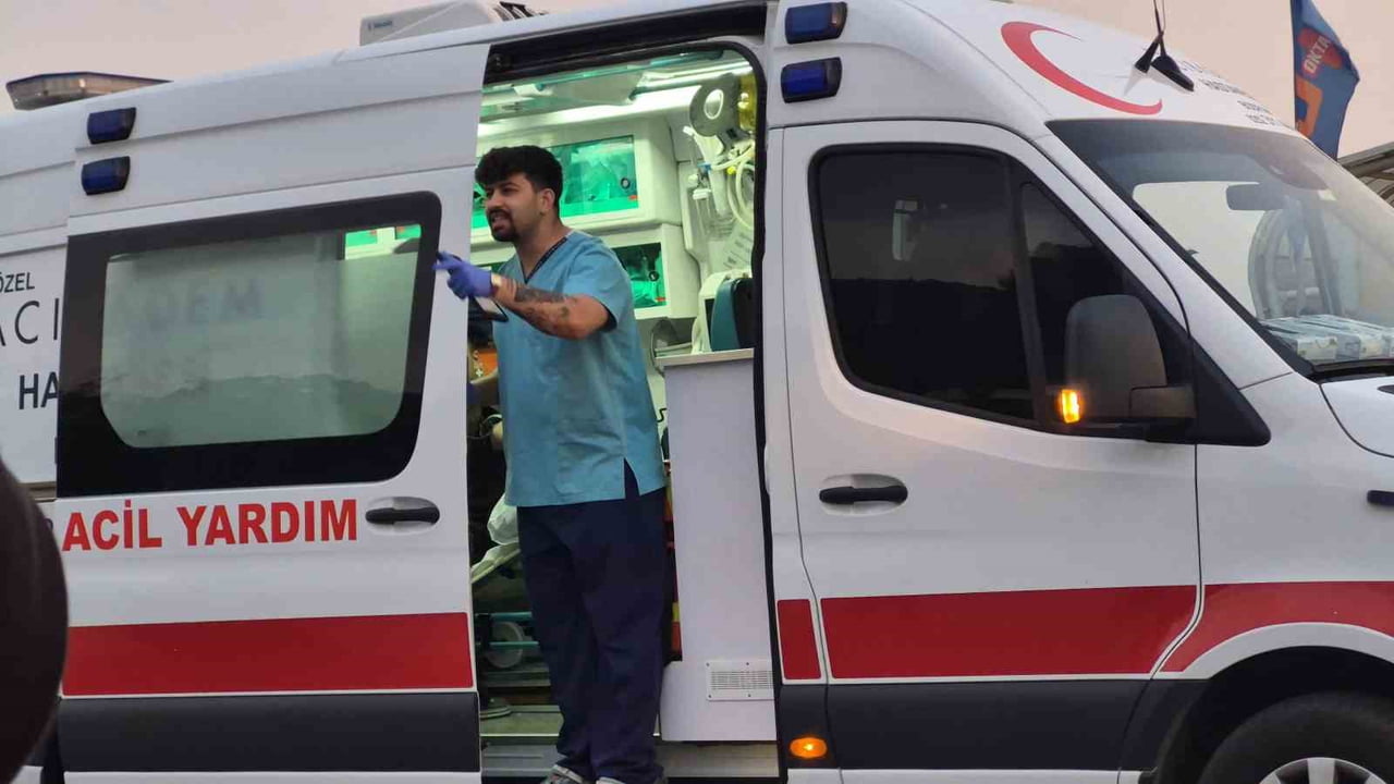 MUĞLA'NIN BODRUM İLÇESİNDE MOTOSİKLETİN OTOMOBİLE ÇARPTIĞI KAZADA 2 KİŞİ YARALANDI.