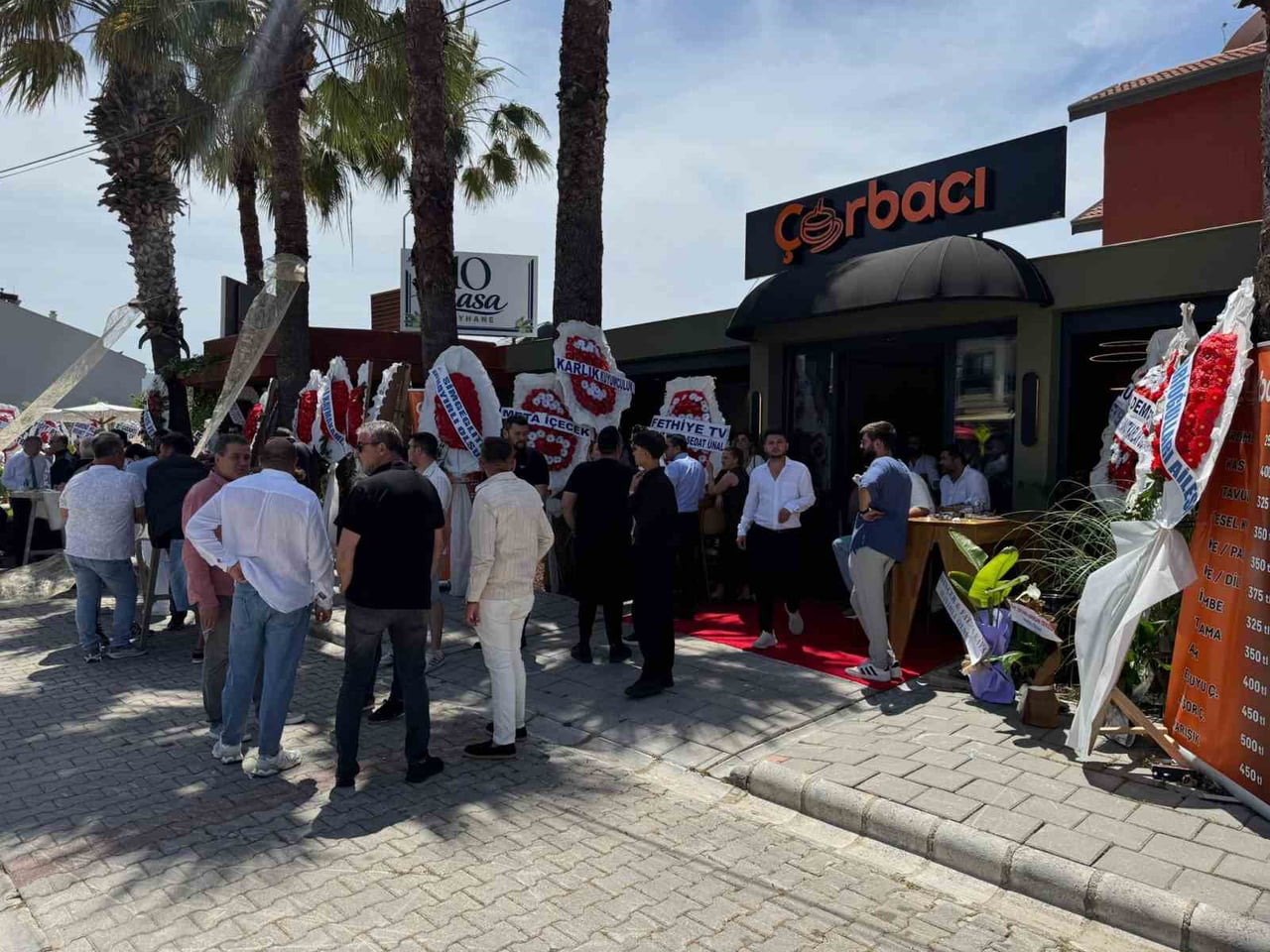 MUĞLA'NIN FETHİYE İLÇESİNDE BİR MEYHANINENİN AÇILŞI İÇİN DÜZENLENEN TÖRENDE 'CEHALETİN BU KADARINA...
