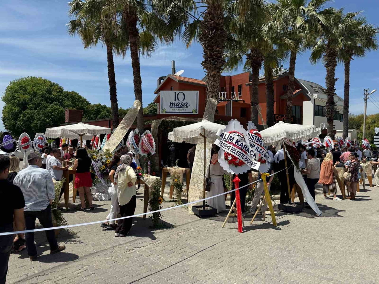MUĞLA'NIN FETHİYE İLÇESİNDE BİR MEYHANINENİN AÇILŞI İÇİN DÜZENLENEN TÖRENDE 'CEHALETİN BU KADARINA...