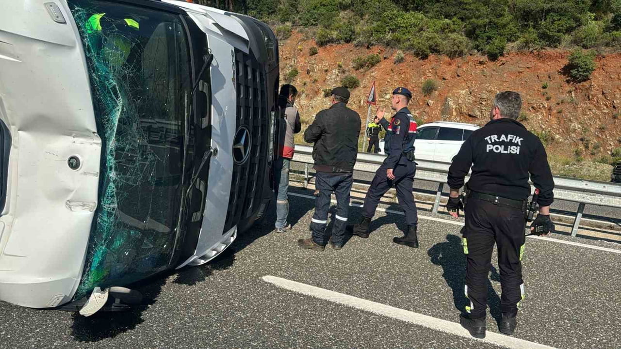 MUĞLA'NIN MARMARİS İLÇESİNDE BETON MİKSERİNİN DEVRİLMESİ SONUCU MEYDANA GELEN KAZADA ŞANS ESERİ...