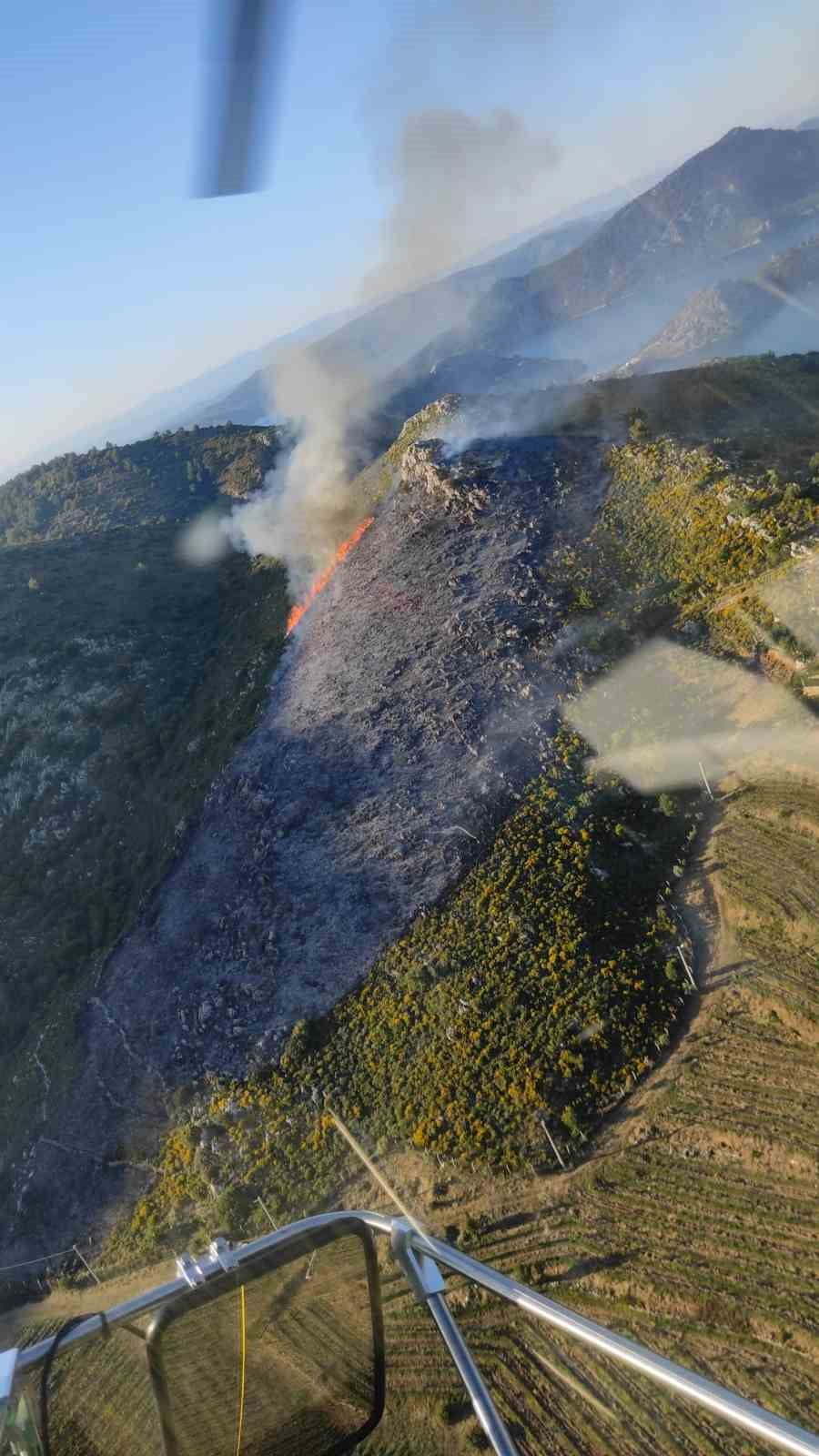 MUĞLA'NIN MARMARİS İLÇESİNDE ORMANLIK ALANDA ÇIKAN YANGIN EKİPLERİN HAVADAN VE KARADAN HIZLI...