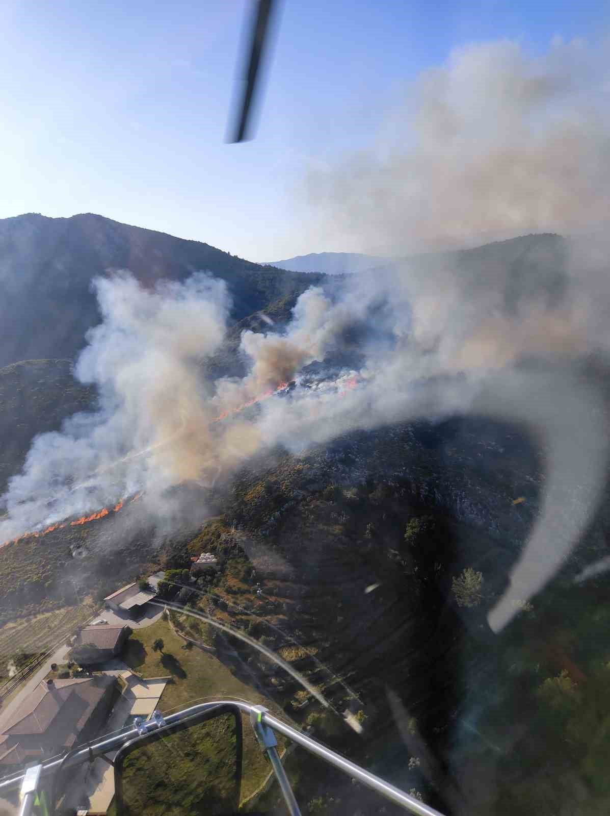 MUĞLA'NIN MARMARİS İLÇESİNDE ORMANLIK ALANDA YANGIN ÇIKTI. BÖLGEYE ÇOK SAYIDA EKİP SEVK EDİLİRKEN...