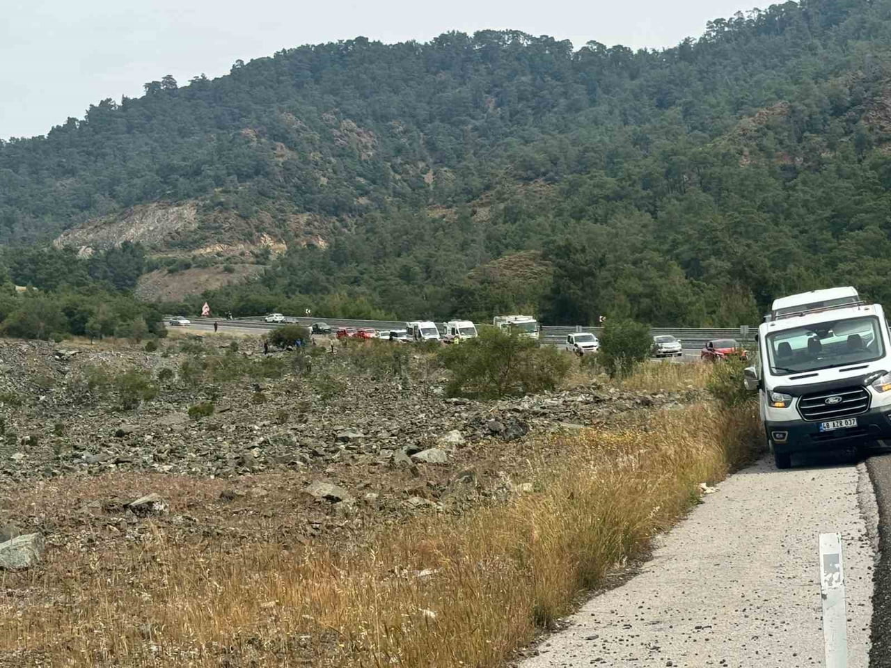 MUĞLA'NIN ORTACA İLÇESİNDE KONTROLDEN ÇIKAN OTOMOBİL METRELERCE YÜKSEKTEN UÇURUMA YUVARLANIRKEN...