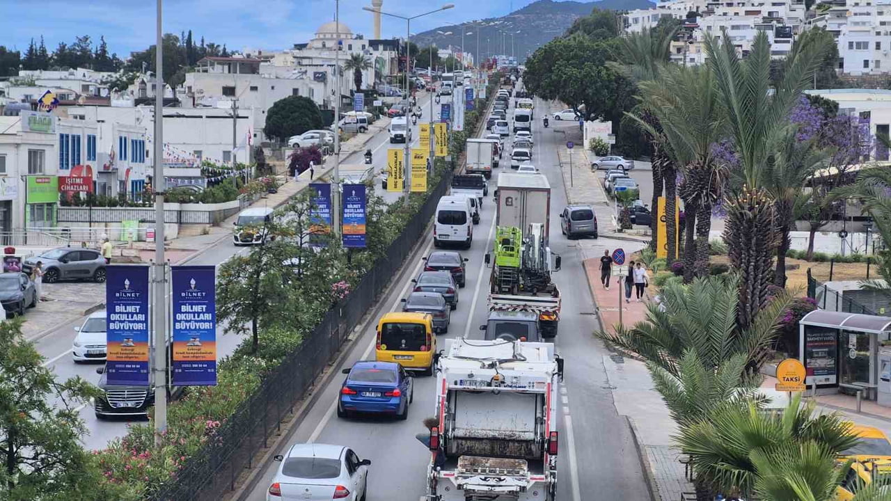 MUĞLA’NIN BODRUM İLÇESİNDE BEKLENEN BAYRAM YOĞUNLUĞU BAŞLADI. İLÇEYE 24 SAATTE 20 BİN ARAÇ...