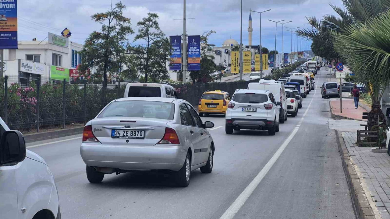 MUĞLA’NIN BODRUM İLÇESİNDE BEKLENEN BAYRAM YOĞUNLUĞU BAŞLADI. İLÇEYE 24 SAATTE 20 BİN ARAÇ...