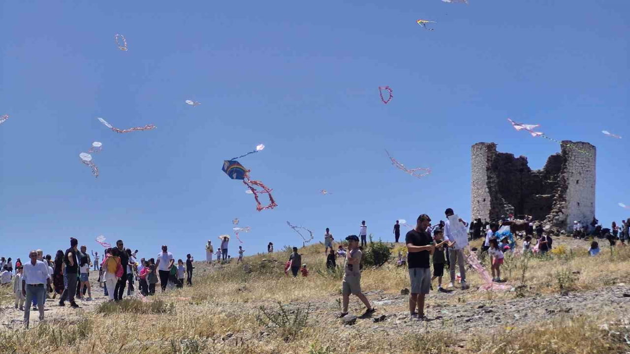 MUĞLA’NIN BODRUM İLÇESİNDE DÜZENLENEN UÇURTMA FESTİVALİ, YOĞUN İLGİ GÖRDÜ. BİNLERCE KİŞİNİN...
