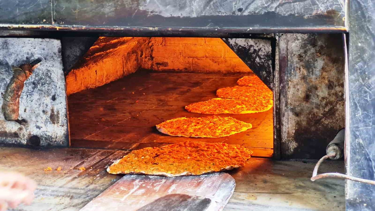 MUĞLA’NIN BODRUM İLÇESİNDE HER YAZ SEZONU ÖNCESİ GÜNDEME GELEN LAHMACUN FİYATLARI, BU YIL DA...