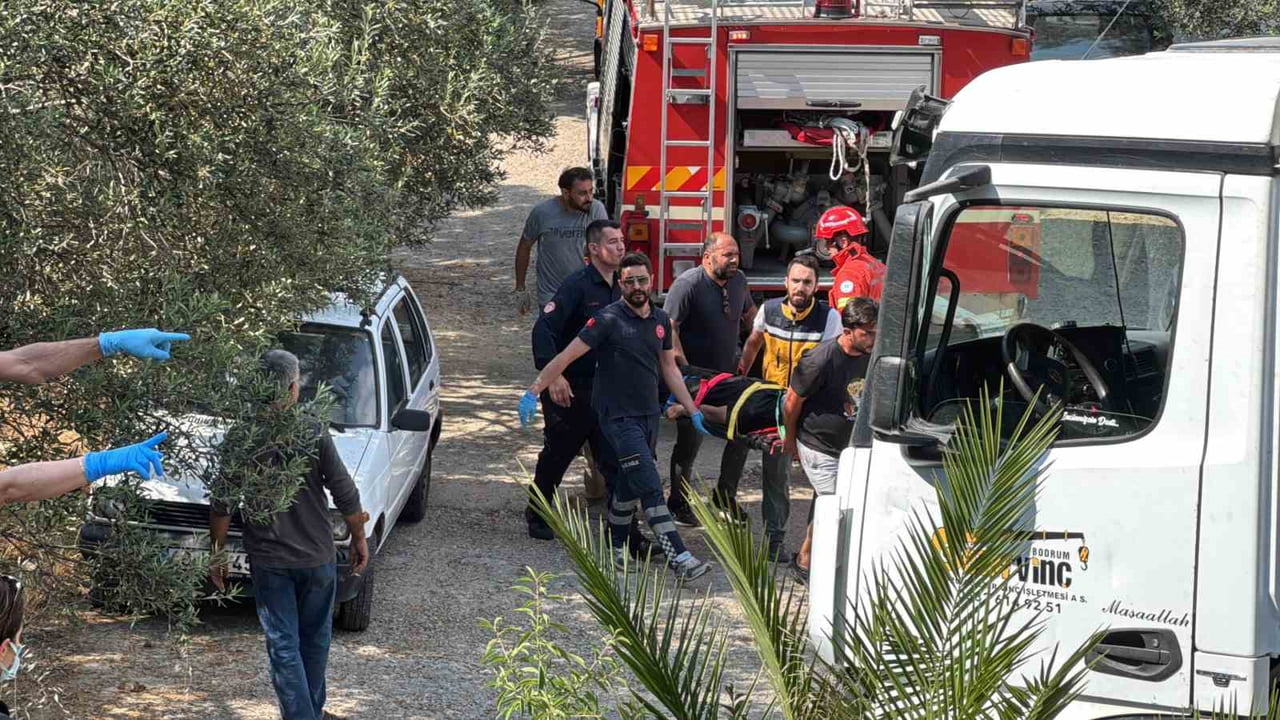 MUĞLA’NIN BODRUM İLÇESİNDE İŞ MAKİNESİ TAŞIYAN KAMYONUN YOKUŞ ÇIKTIĞI SIRADA DEVRİLİRKEN, KAZADA...