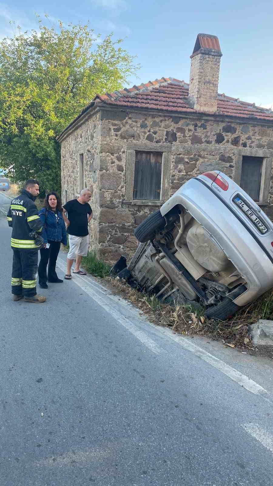 MUĞLA’NIN BODRUM İLÇESİNDE SÜRÜCÜNÜN DİREKSİYON HAKİMİYETİNİ KAYBETTİĞİ OTOMOBİL, TAŞ BİNAYA...