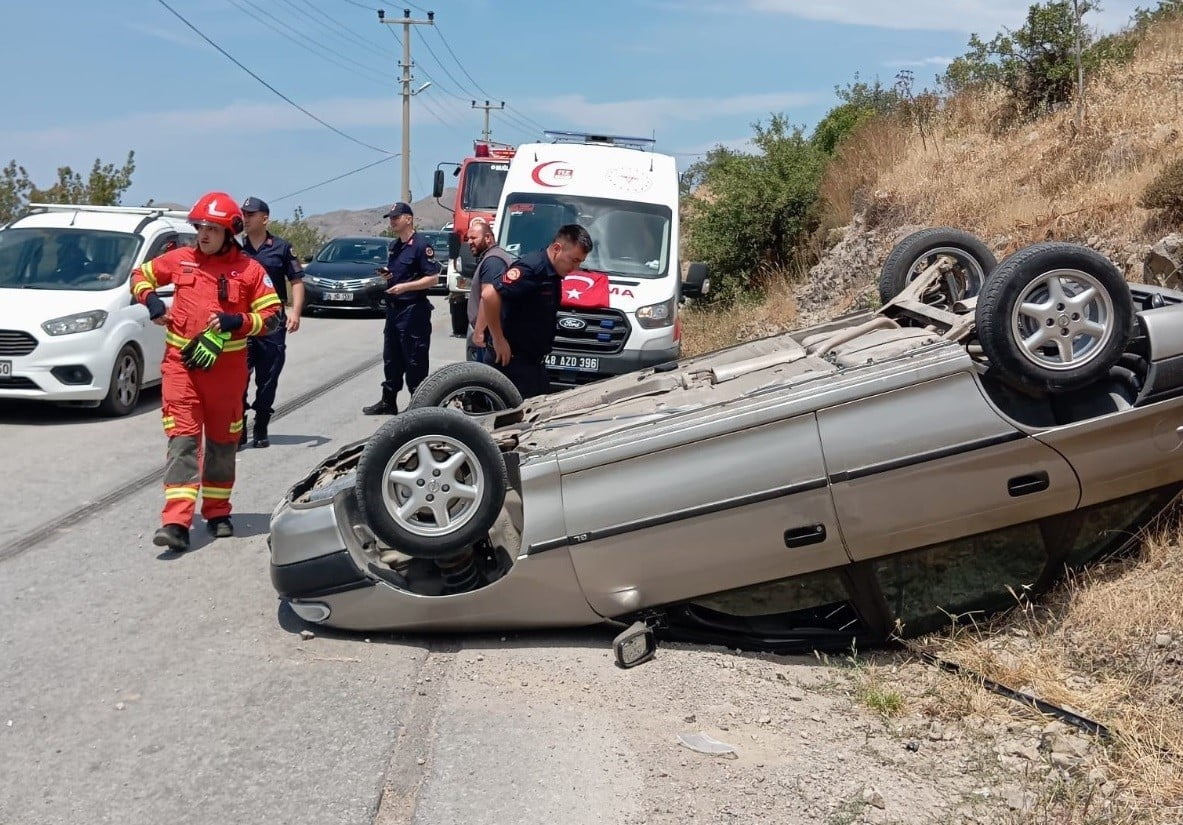 MUĞLA’NIN BODRUM İLÇESİNDE VİRAJDA KONTROLDEN ÇIKAN OTOMOBİL DEVRİLDİ.