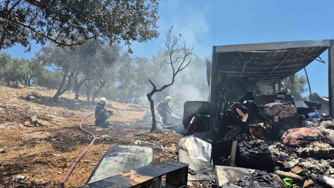 MUĞLA’NIN BODRUM İLÇESİNDE YAŞLI BİR ÇİFTİN YAŞADIĞI KONTEYNER, ÇIKAN YANGIN SONUCU KULLANILAMAZ...