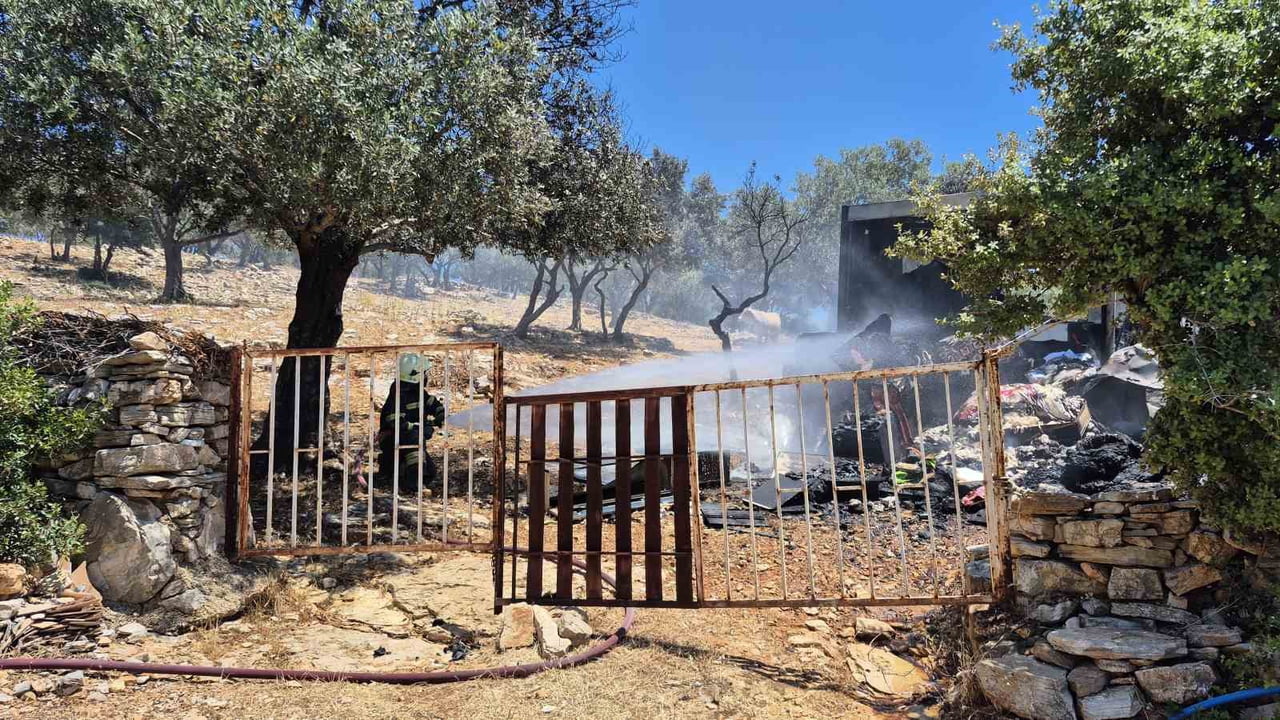 MUĞLA’NIN BODRUM İLÇESİNDE YAŞLI BİR ÇİFTİN YAŞADIĞI KONTEYNER, ÇIKAN YANGIN SONUCU KULLANILAMAZ...