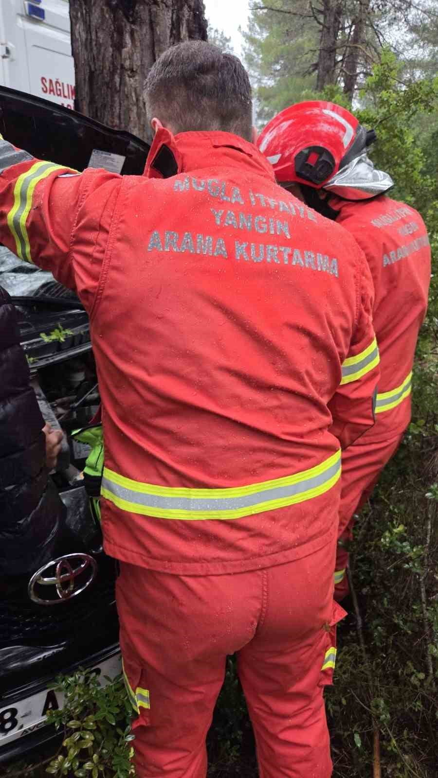 MUĞLA’NIN BODRUM İLÇESİNDE YOLDAN ÇIKAN OTOMOBİL ORMANLIK ALANA GİRDİĞİ KAZADA 1 KİŞİ...