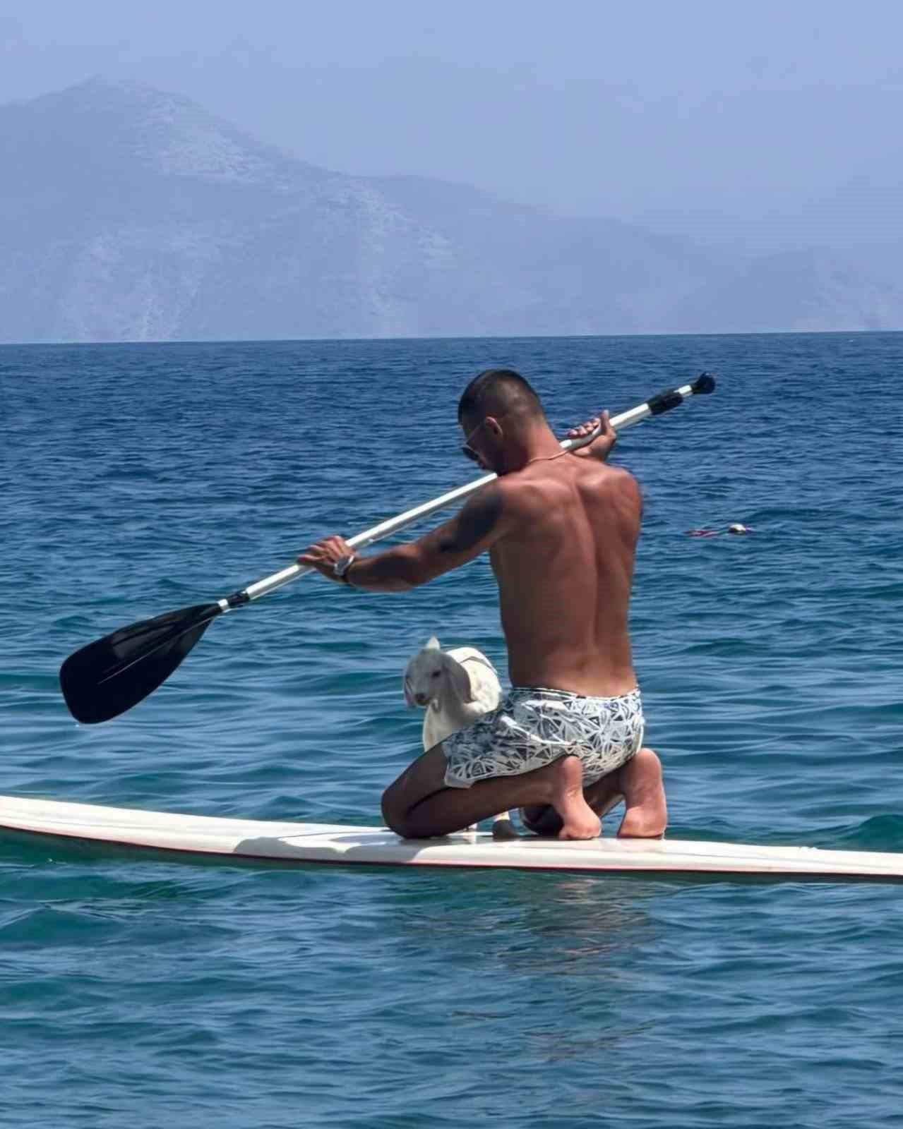 MUĞLA’NIN DATÇA İLÇESİNDE HENÜZ 1 AYLIK KEÇİ YAVRUSU, SAHİBİYLE BİRLİKTE ÇIKTIĞI KANO GEZİSİNDE...
