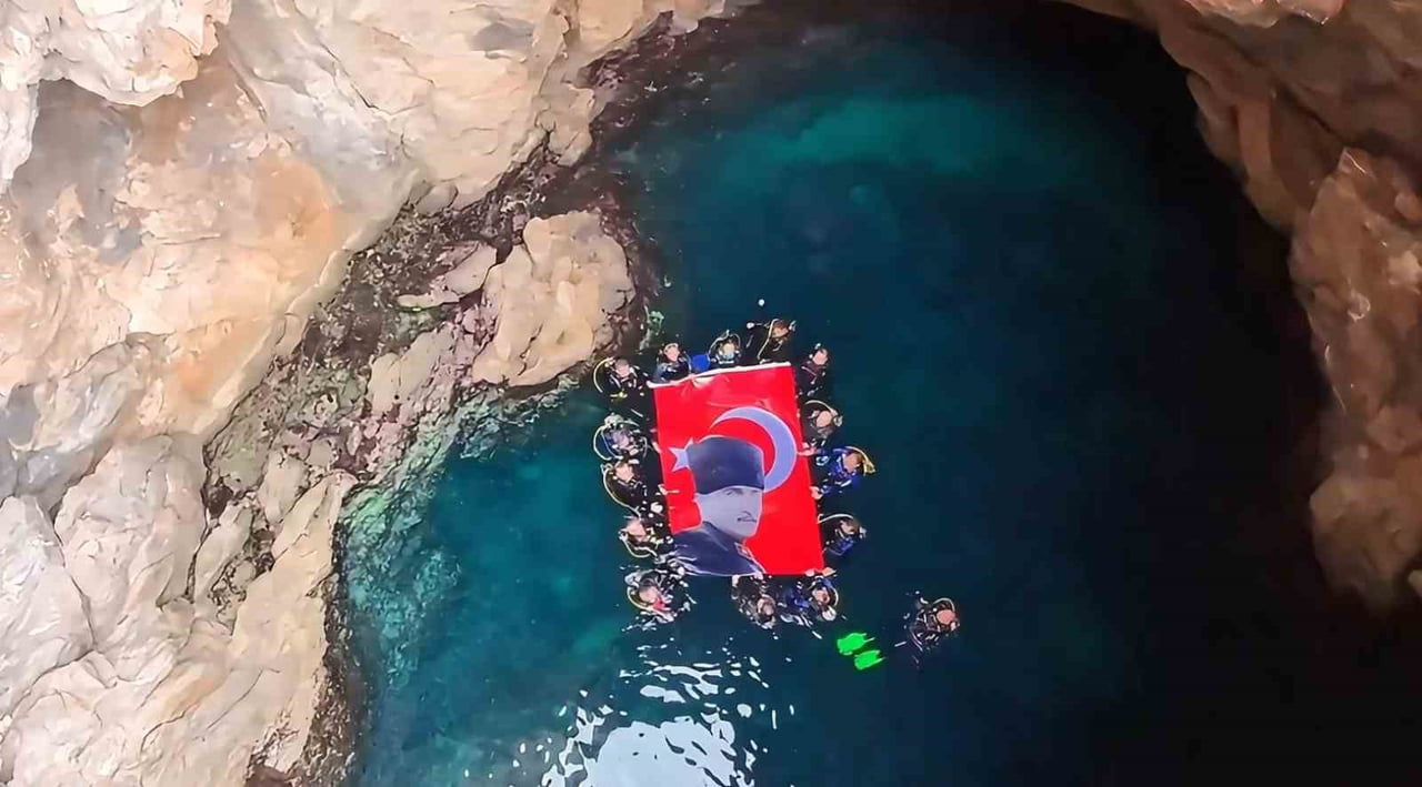 MUĞLA’NIN FETHİYE İLÇESİNDE 19 MAYIS ATATÜRK’Ü ANMA, GENÇLİK VE SPOR BAYRAMI KAPSAMINDA DALGIÇLAR...
