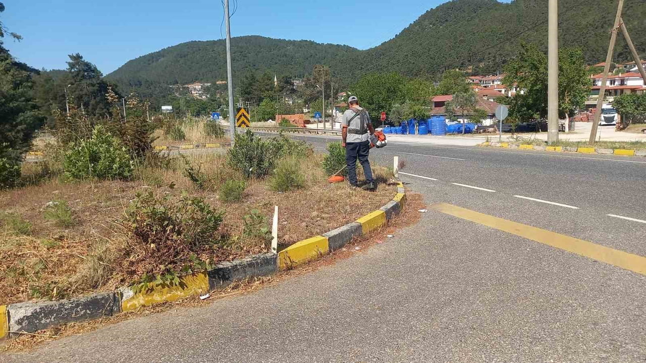 MUĞLA’NIN MARMARİS İLÇESİNDE BELEDİYE EKİPLERİ, BAYRAM ÖNCESİ YOL GÜVENLİĞİNİ ARTIRMAK VE KENT...