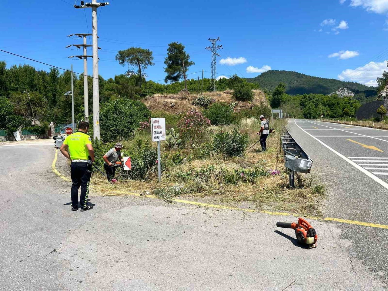 MUĞLA’NIN MARMARİS İLÇESİNDE BELEDİYE EKİPLERİ, BAYRAM ÖNCESİ YOL GÜVENLİĞİNİ ARTIRMAK VE KENT...