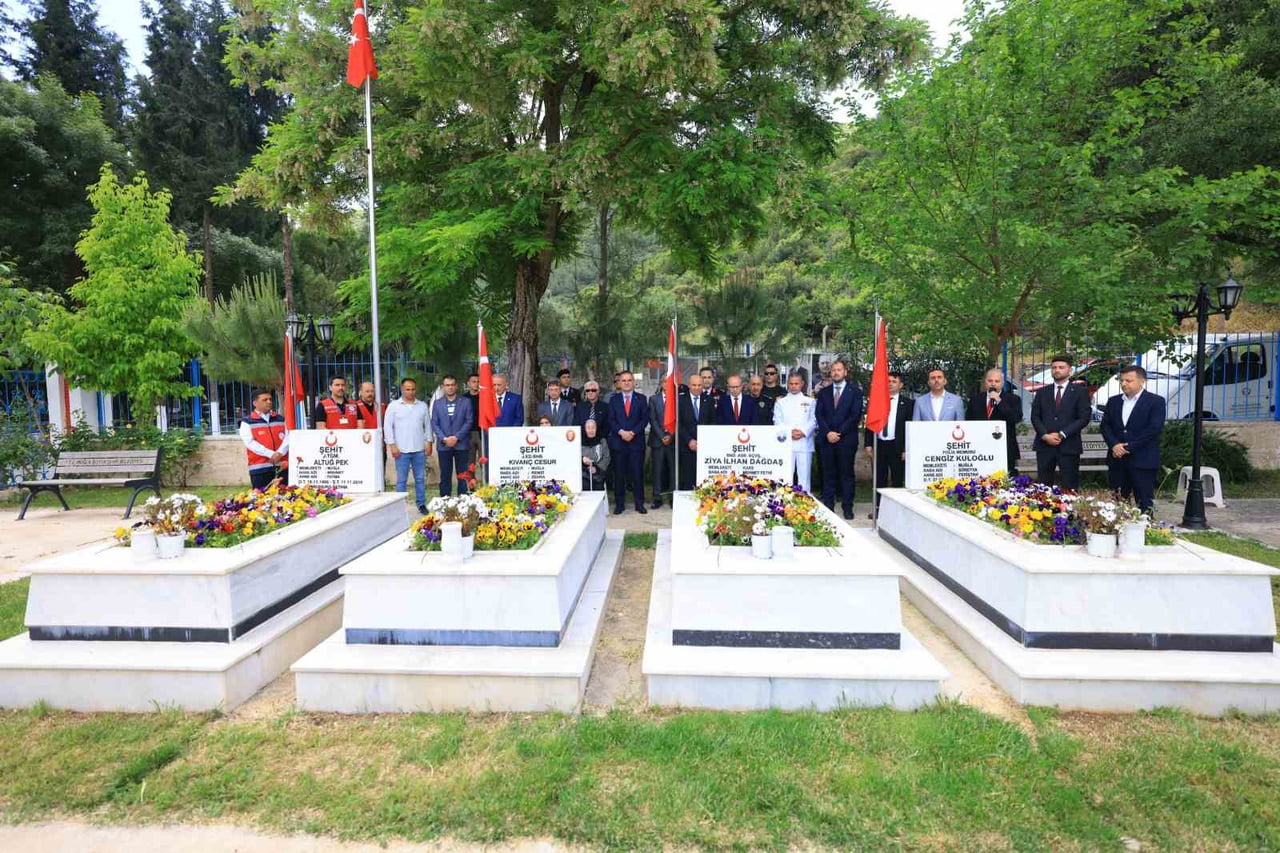 MUĞLA VALİSİ DR. İDRİS AKBIYIK, KURBAN BAYRAMI DOLAYISIYLA MENTEŞE İLÇESİNDEKİ ŞEHİTLİKLERİ...