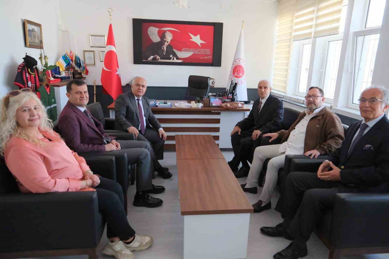 MUHARREM AKAYDIN (SAĞ BAŞTA), YAKLAŞIK 36 YIL ÖNCE GÖREV YAPTIĞI ESKİŞEHİR H TİPİ CEZA İNFAZ...