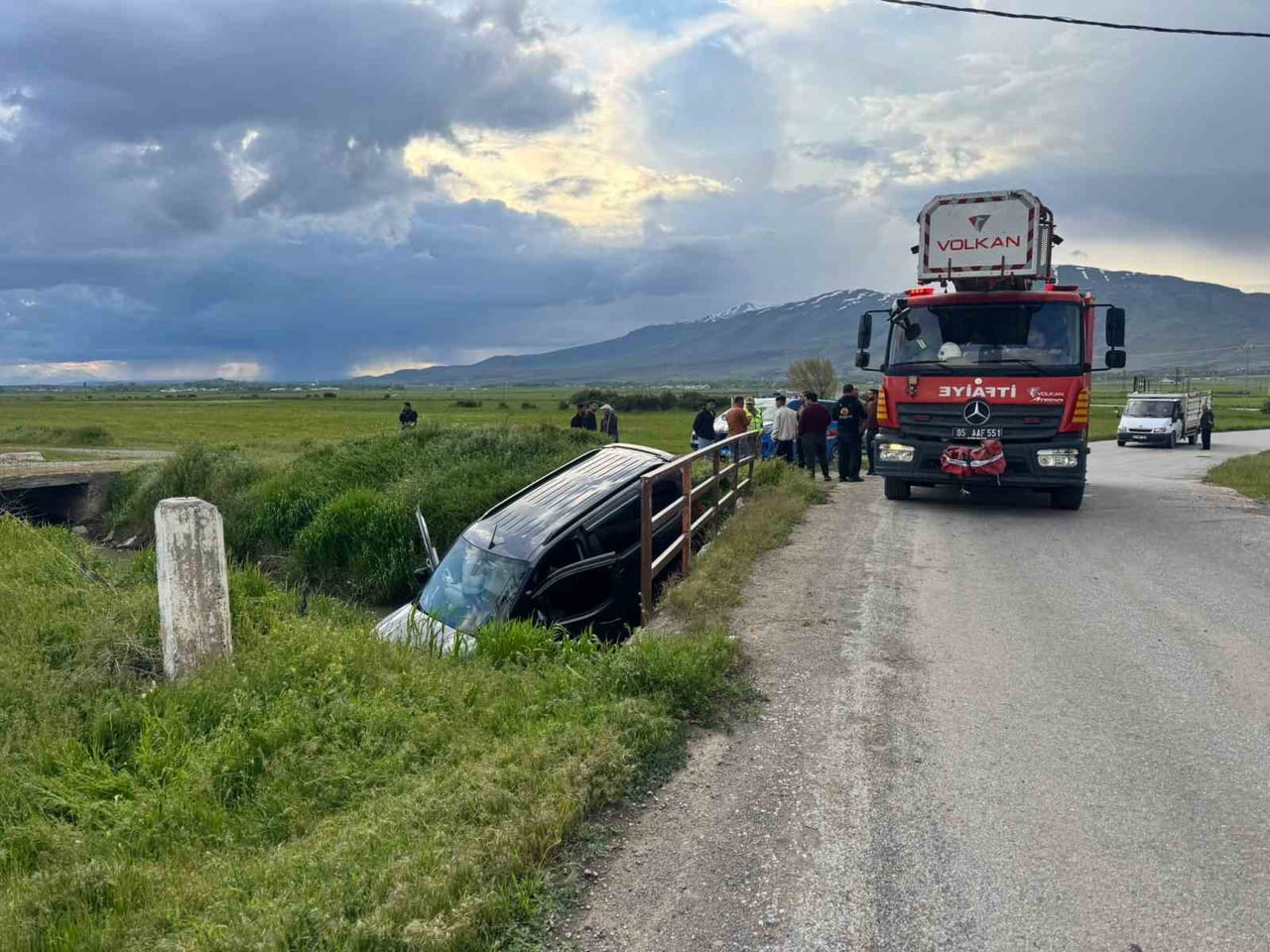 MURADİYE İLÇESİNDE KAMYONETİN KANALA DÜŞMESİ SONUCU SÜRÜCÜ YARALANDI.