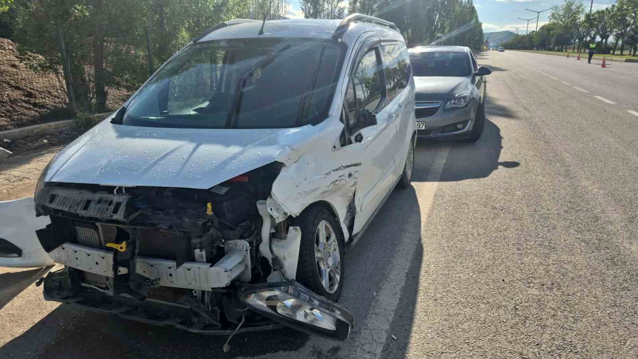MUŞ'TA TAKLA ATAN ARAÇ ORTA REFÜJDEKİ DEMİRLERE SAPLANDI