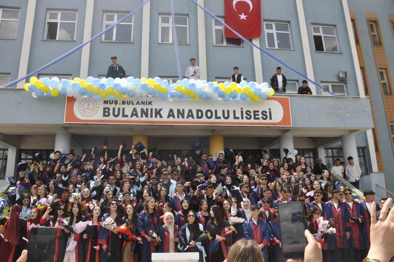 MUŞ'UN BULANIK ANADOLU LİSESİ TARAFINDAN DÜZENLENEN MEZUNİYET TÖRENİ RENKLİ GÖRÜNTÜLERE SAHNE...