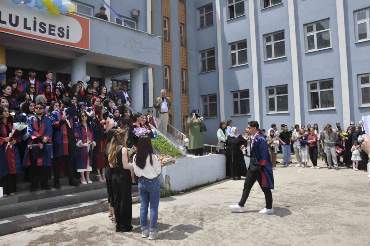 MUŞ'UN BULANIK ANADOLU LİSESİ TARAFINDAN DÜZENLENEN MEZUNİYET TÖRENİ RENKLİ GÖRÜNTÜLERE SAHNE...