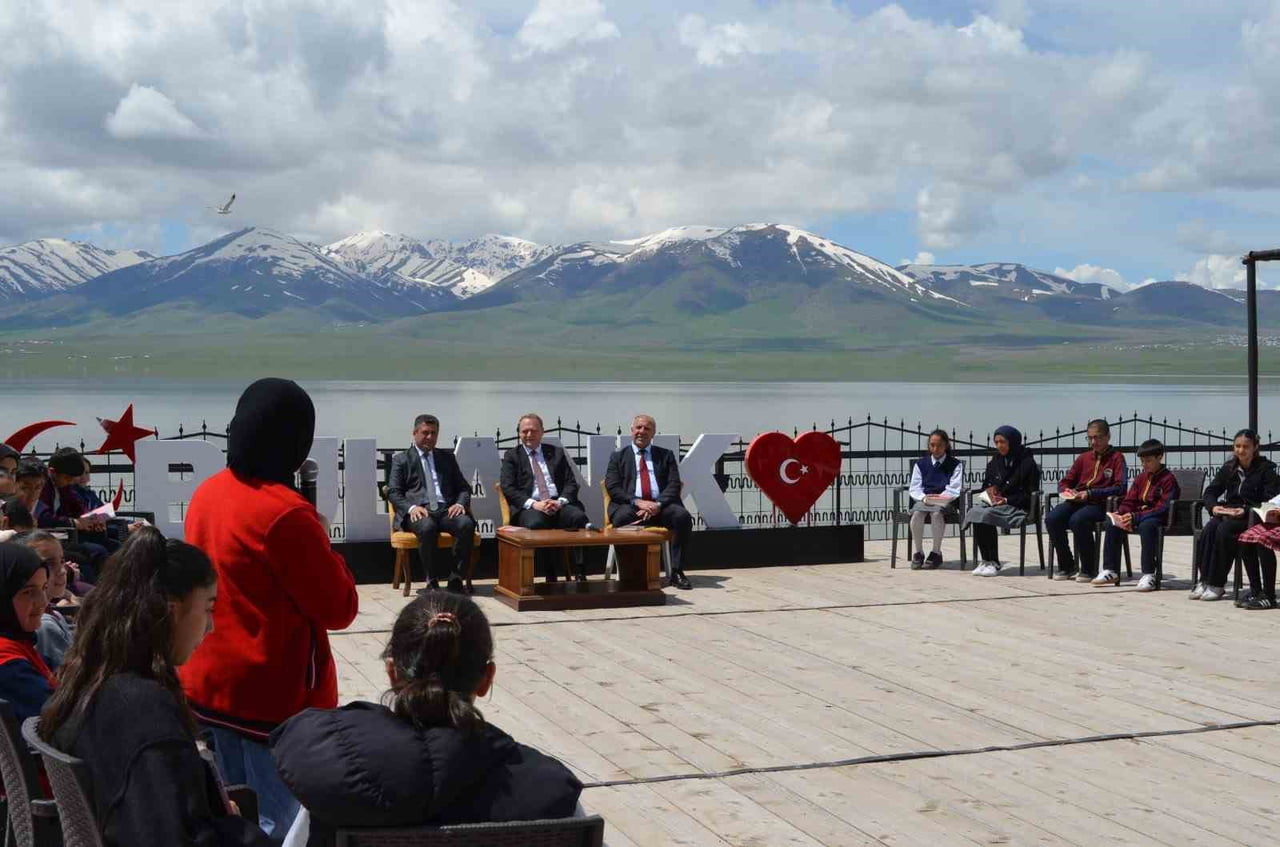 MUŞ'UN BULANIK KAYMAKAMI ÖMER ÖVÜNÇ KOŞANSU, DÜZENLENEN KİTAP SÖYLEŞİSİ PROGRAMI KAPSAMINDA...
