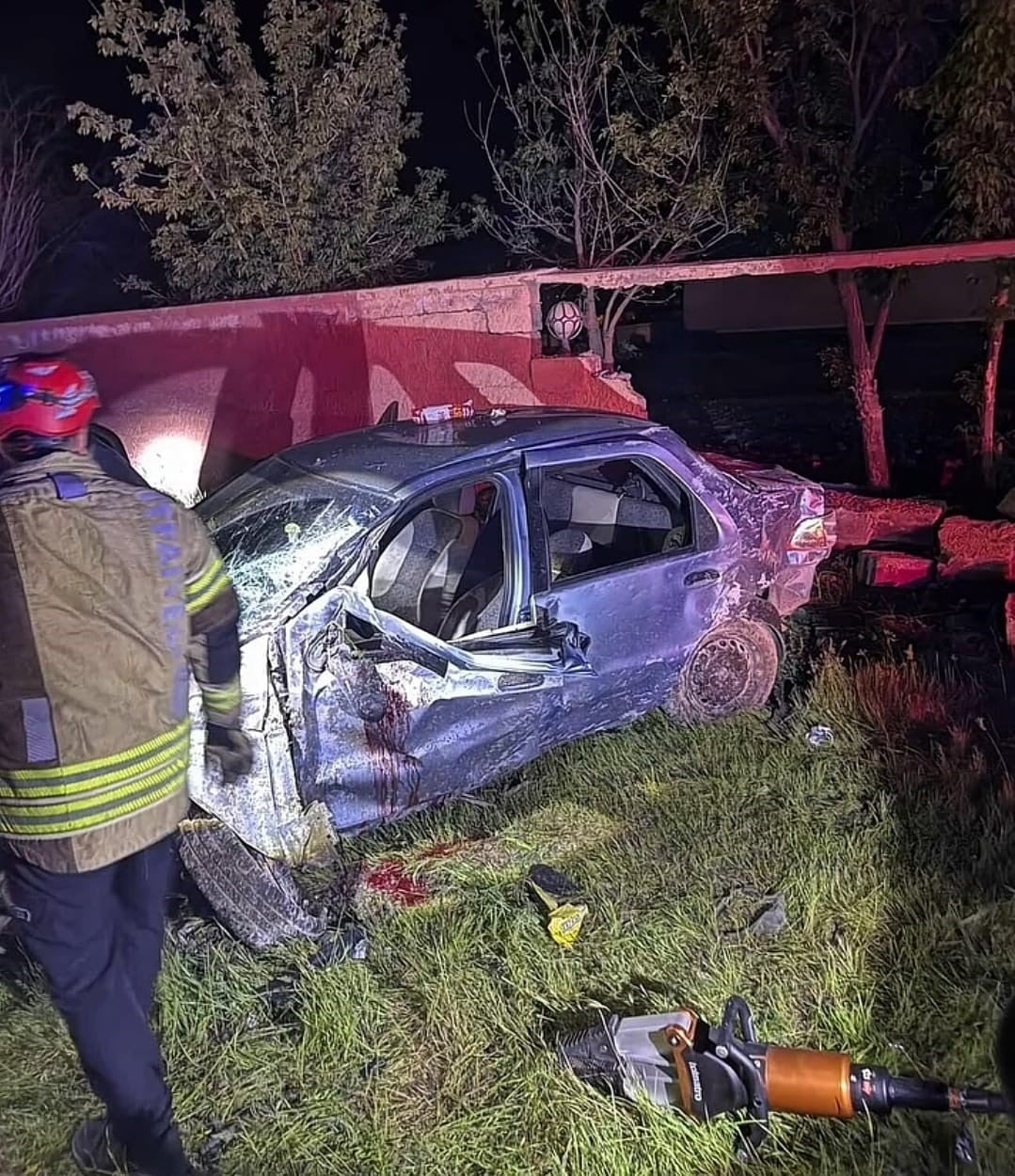 MUŞ-BİTLİS KARA YOLUNDA KONTROLDEN ÇIKAN OTOMOBİLİN TAKLA ATARAK YOL KENARINDAKİ UN FABRİKASININ...