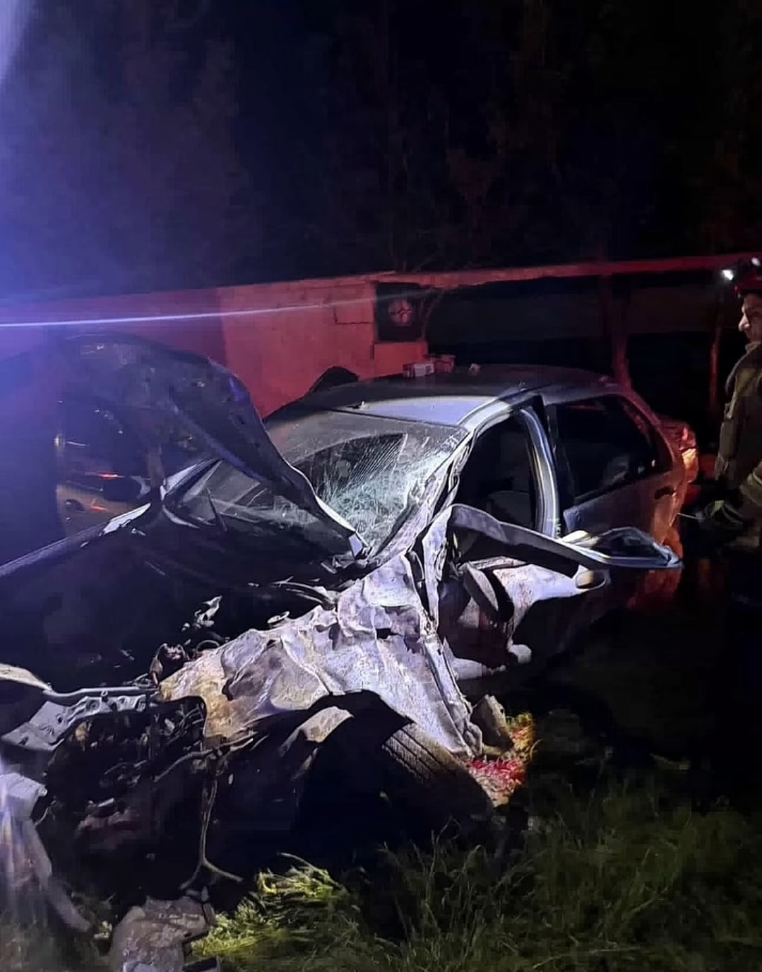 MUŞ-BİTLİS KARA YOLUNDA KONTROLDEN ÇIKAN OTOMOBİLİN TAKLA ATARAK YOL KENARINDAKİ UN FABRİKASININ...