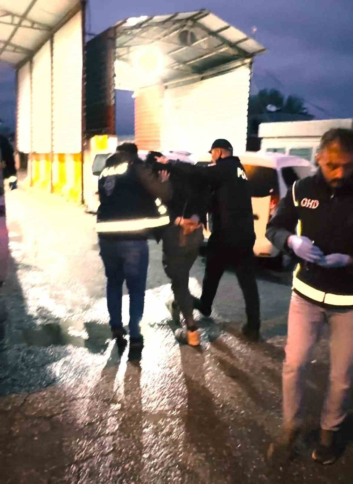 MUŞ EMNİYET MÜDÜRLÜĞÜ EKİPLERİNCE DÜZENLENEN OPERASYONDA 8 DÜZENSİZ GÖÇMEN YAKALANIRKEN...